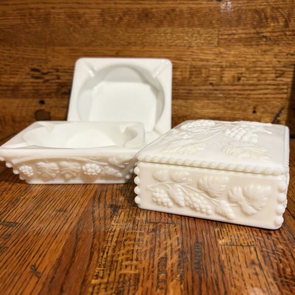 Vintage Westmoreland Milk Glass Cigarette Holder And Ashtrays Grapevine Pattern - Picture 16 of 16